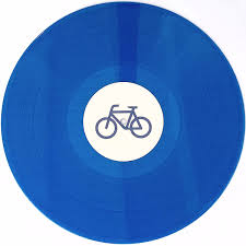 Vista posterior del vinilo azul transparente Andy Vaz – Bicycle Love en Yore Records con centro ilustrado por un icono minimalista de bicicleta.