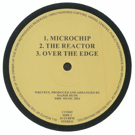 Portada trasera del vinilo de DJ Rush – Childs Play, publicado por Chiwax. Incluye los temas: Microchip, The Reactor y Over The Edge.