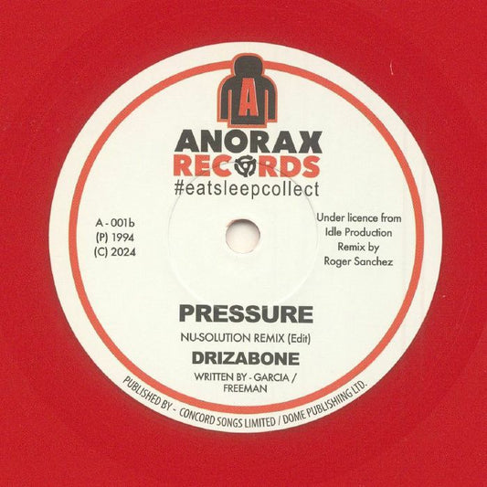Etiqueta central del lado B del vinilo rojo Drizabone – Pressure en sello Anorax, con la versión “Pressure (Nu-Solution Remix Edit)” remezclada por Roger Sanchez; se aprecian créditos, catálogo A-001b y estilo clásico de reedición 7" sencillo.