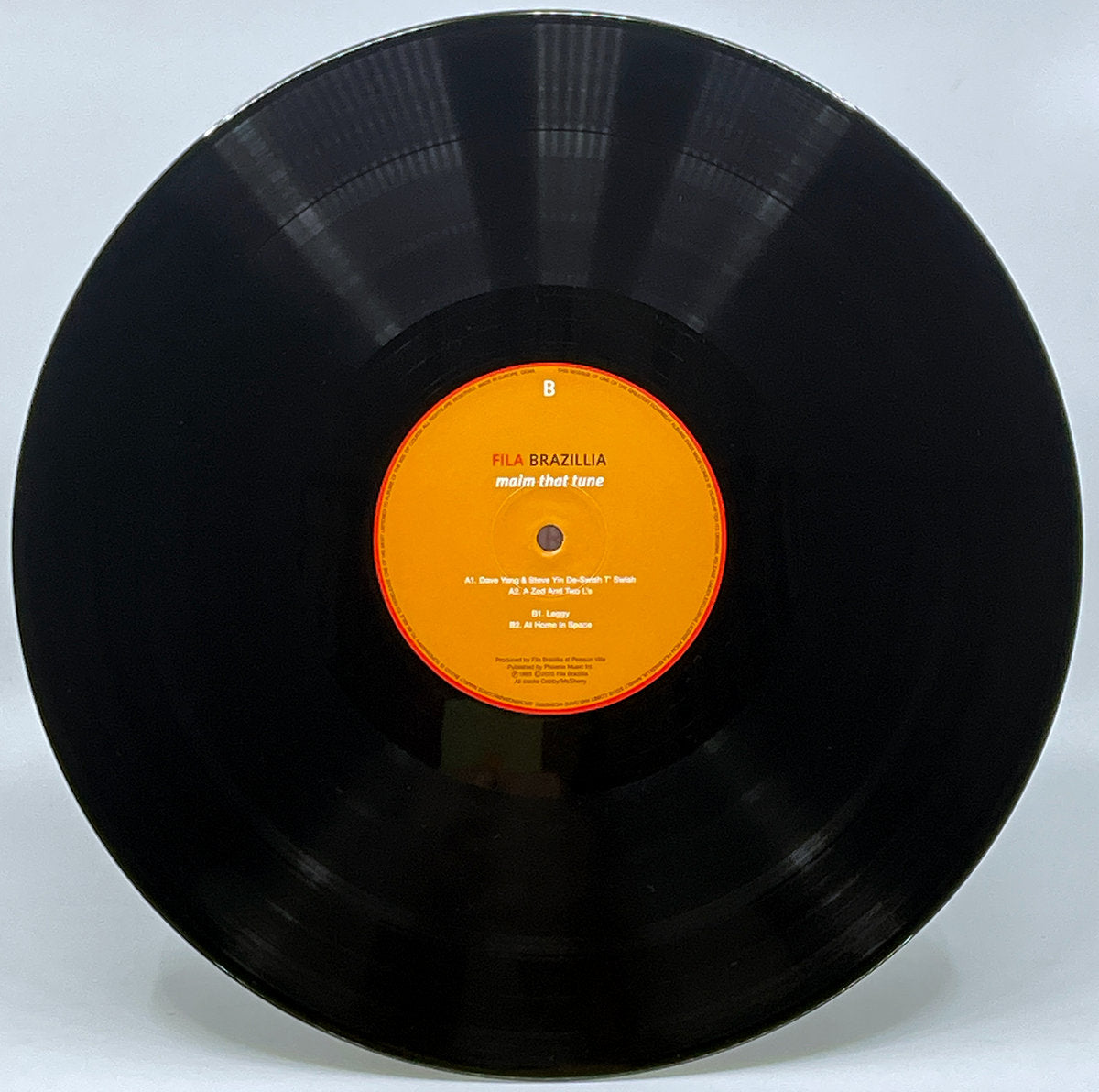 Etiqueta central lado B del vinilo Fila Brazillia – Maim That Tune mostrando título, pistas visibles y sello Growing Bin Records en reedición 2 LP.
