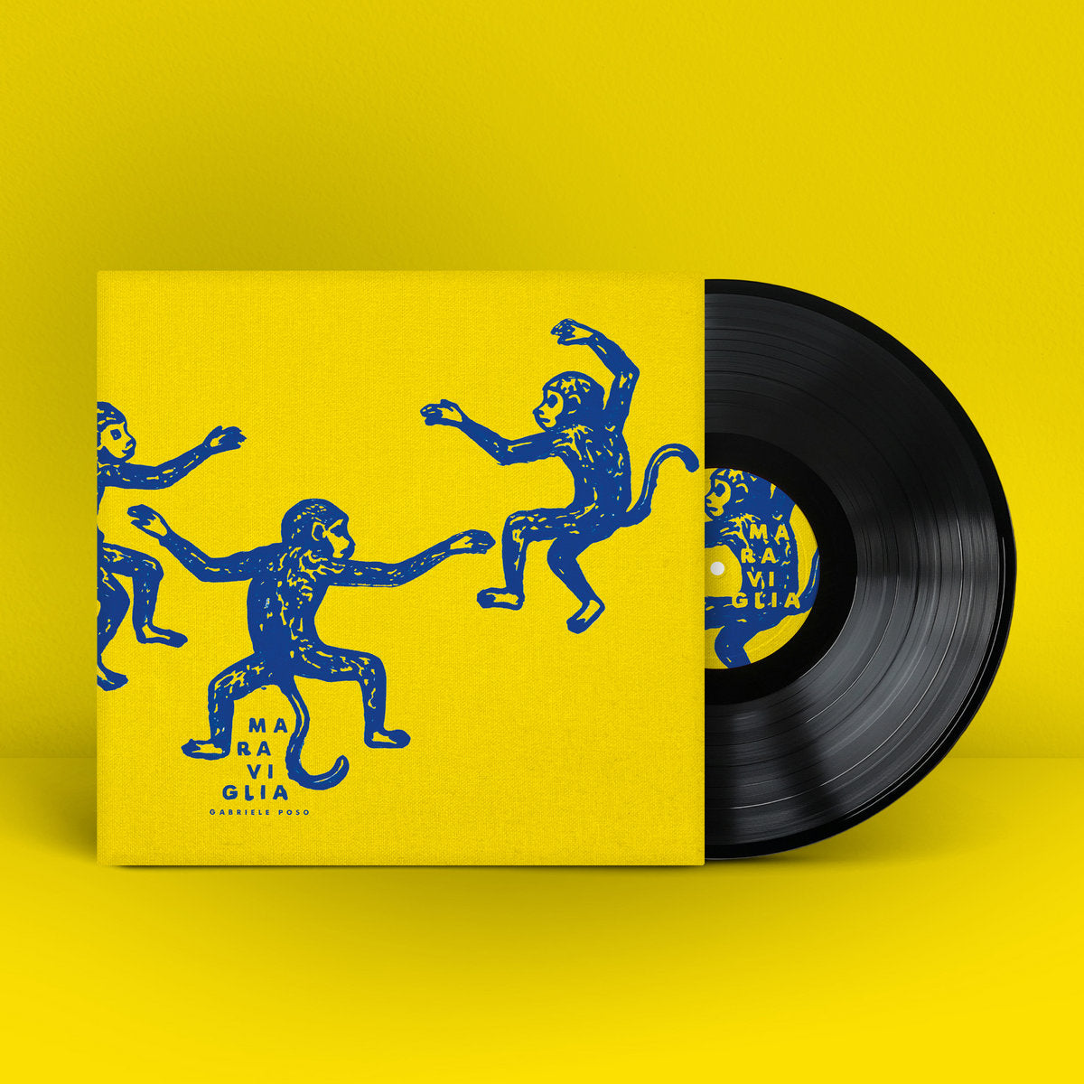 Funda de Gabriele Poso – Maraviglia junto al vinilo negro, con monos azules sobre amarillo en portada y etiqueta central.