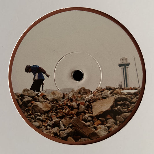 Lado B del vinilo Guohan – Transient Response 12" en Darker Than Wax, ilustración de figura caminando entre ruinas y torre al fondo.