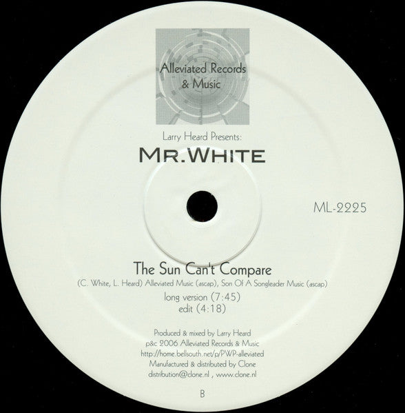 Portada trasera del vinilo Larry Heard Presents: Mr. White – The Sun Can't Compare, bajo Alleviated Records, 12", reedición, reimpresión. Texto impreso: muestra las versiones (long 7:45 / edit 4:18) y créditos musicales.