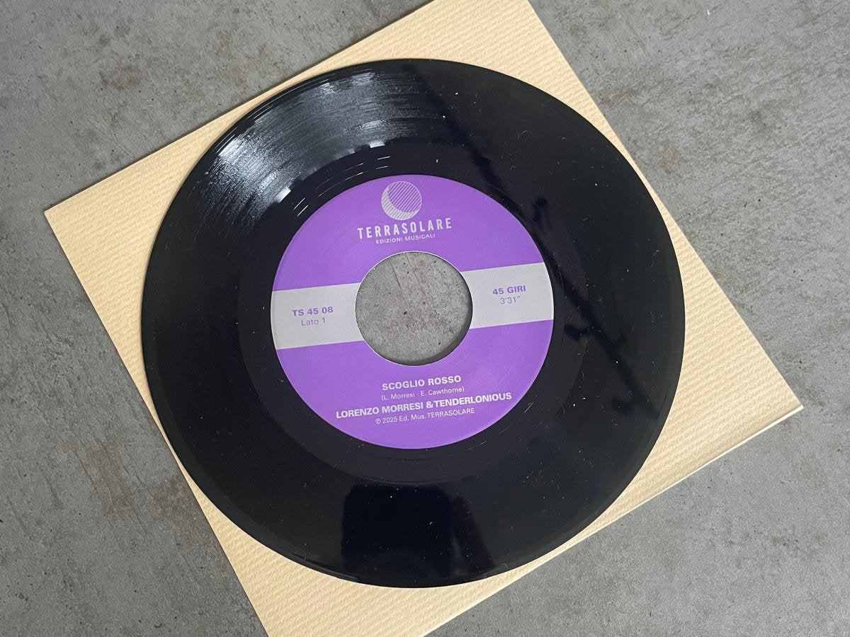 Vinilo negro 7" de Lorenzo Morresi & Tenderlonious – Scoglio Rosso / Chiaia di Luna sobre funda crema, etiqueta Terrasolare visible, edición 45 RPM ideal para DJs y coleccionistas.