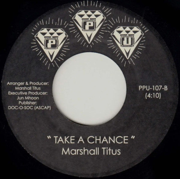 Etiqueta del lado B del vinilo Marshall Titus - Take A Chance On The Feeling. Versión alternativa de “Take A Chance” con sintetizadores prominentes.