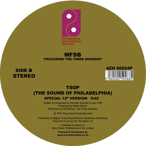 Portada trasera del vinilo 12" reedición de MFSB con The Three Degrees en el sello Philadelphia International Records. Texto impreso: "TSOP (The Sound of Philadelphia)", versión especial 12" de 5:42.