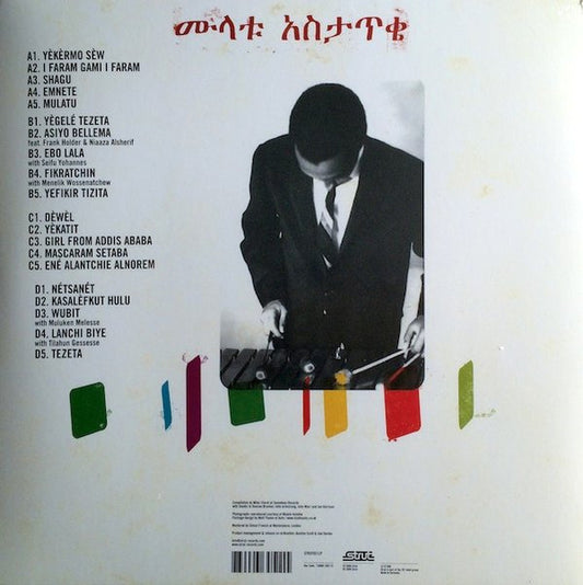 Portada trasera del vinilo Mulatu Astatke – New York - Addis - London - The Story Of Ethio Jazz 1965-1975 publicado por Strut. Lista de canciones, créditos y foto de Astatke tocando el vibráfono.