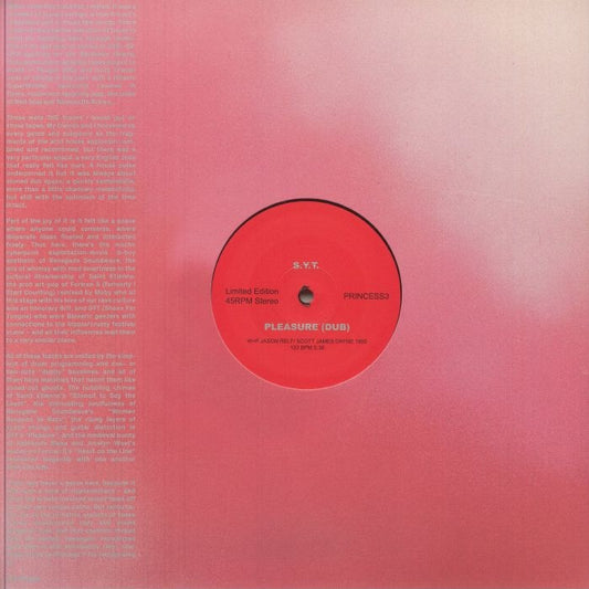 Contraportada del vinilo Varios Artistas – Princess P presents: Fortran 5, Renegade Soundwave, Saint Etienne, S.Y.T., 2x12 pulgadas compilación Princess P, arte degradado rosa con disco central rojo edición limitada 45RPM Stereo.
