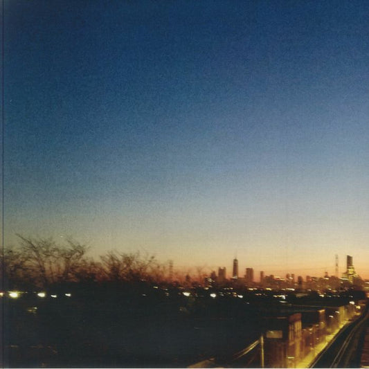 Contraportada del vinilo Rahaan - Chicago's Club Culture, editado por Now Is Not The Time. Vista urbana de Chicago con detalles crepusculares.