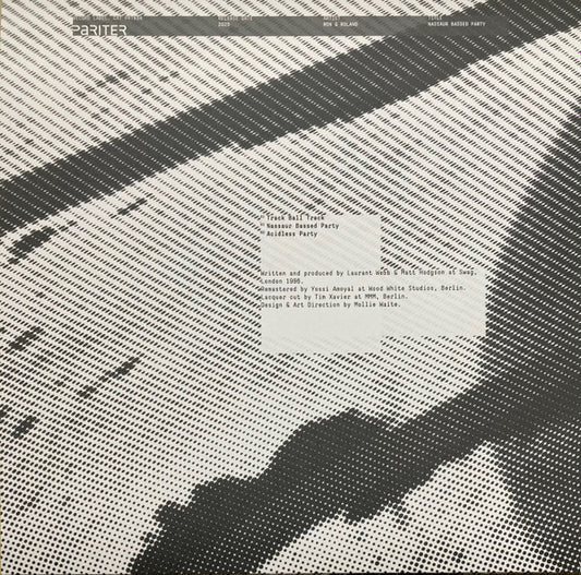 Portada trasera del vinilo Ron & Roland – Nassaur Bassed Party, editado por Pariter en formato 12". Contiene la lista de canciones y créditos de producción sobre un diseño minimalista en blanco y negro.