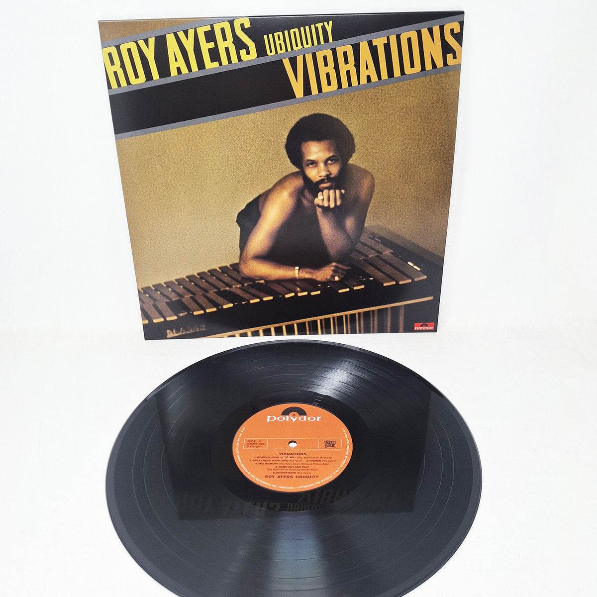 Vinilo negro de Roy Ayers Ubiquity – Vibrations frente a la portada, con etiqueta Polydor naranja.