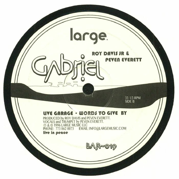 Portada trasera del vinilo Gabriel de Roy Davis Jr. & Peven Everett, editado por Large Records en 12". Texto impreso: listado de pistas del lado B, créditos de producción y contacto del sello.