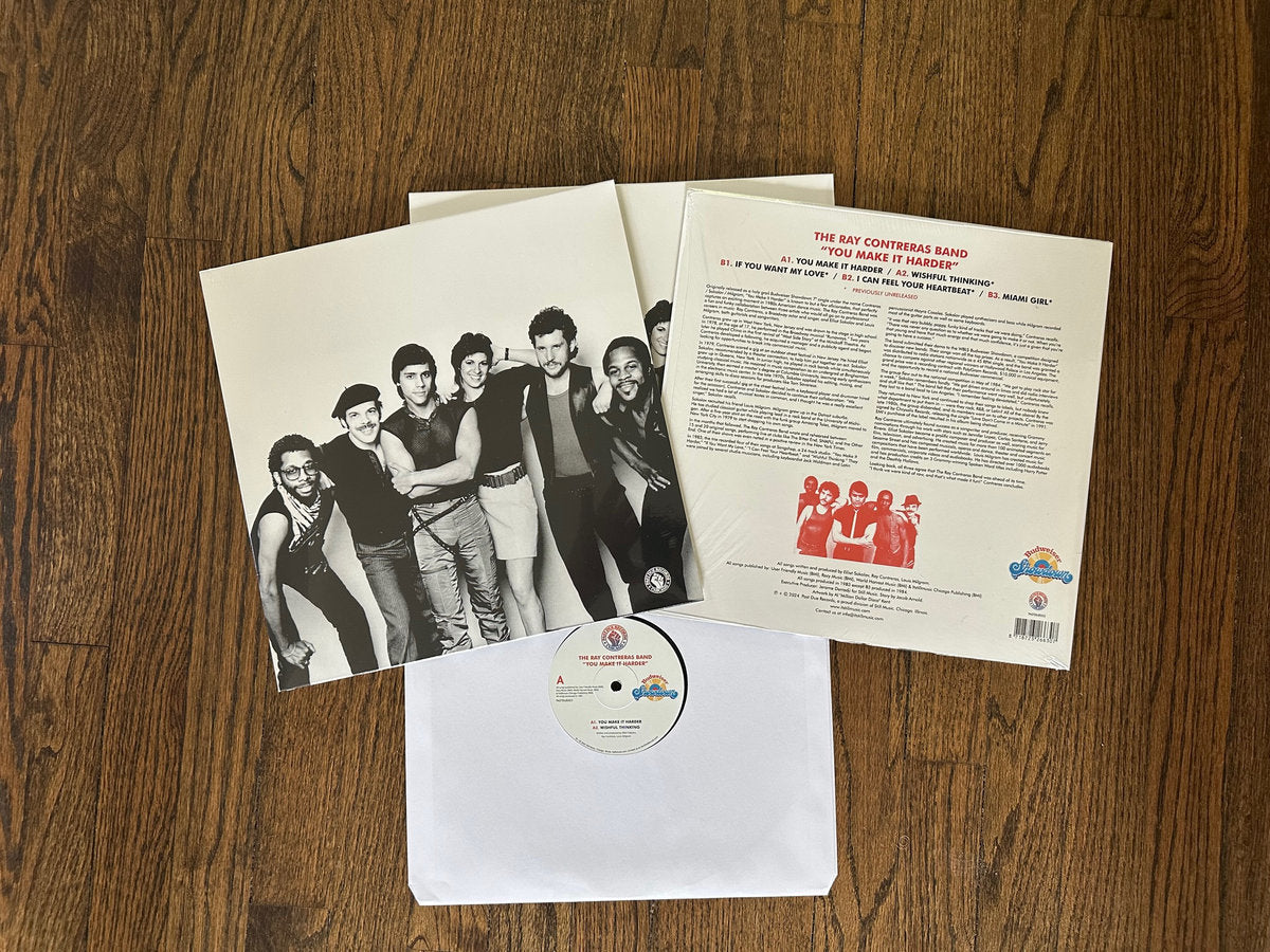 Vista completa del vinilo The Ray Contreras Band – You Make It Harder mostrando portada, contraportada y disco sobre una funda blanca sobre suelo de madera.