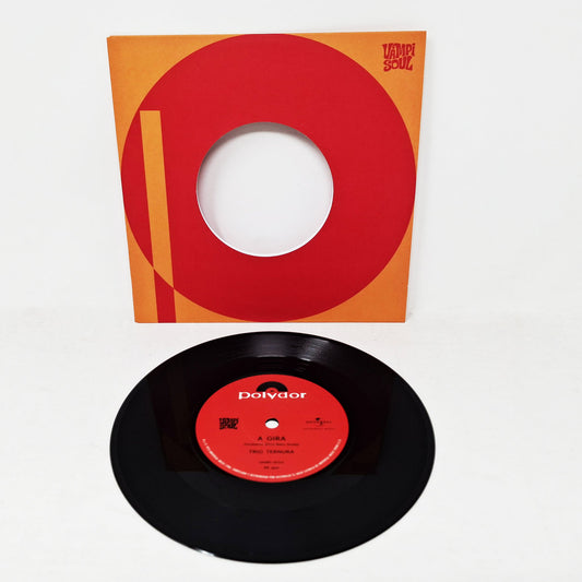 Vinilo Trio Ternura – A Gira de 7 pulgadas junto a su funda roja y naranja; etiqueta central del lado A.