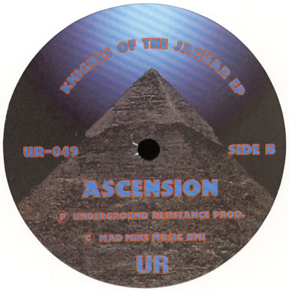 Etiqueta central del lado B del vinilo UR – Knights Of The Jaguar EP con una pirámide iluminada, tema Ascension y créditos a Underground Resistance.