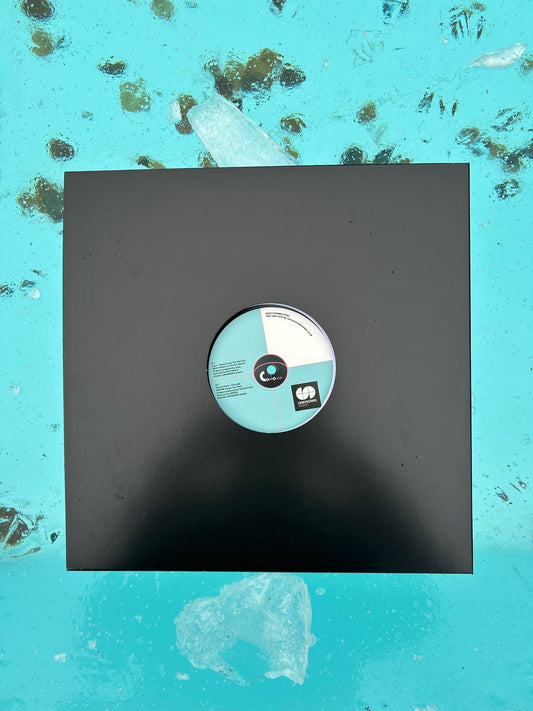 Vista superior del vinilo de Varios Artistas – Cosmocities Presents Unknown Season en su funda negra, sobre fondo celeste con detalles de hielo; destaca la etiqueta central visible con arte gráfico y logotipo de Cosmocities Records.