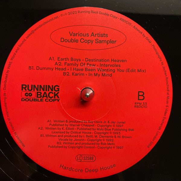 Portada trasera del vinilo Varios Artistas – Double Copy Sampler, publicado por Running Back Double Copy en formato 12". Lista de canciones con artistas como Earth Boys, Karim y Dummy Head. Diseño en rojo con tipografía clara y créditos de producción detallados.