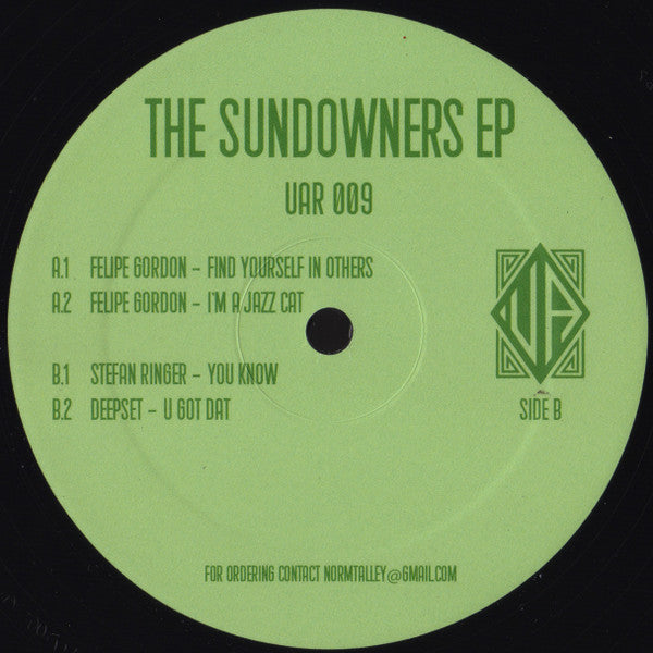 Etiqueta central lado B del vinilo Varios Artistas – The Sundowners EP con pistas, créditos y catálogo UAR 009.