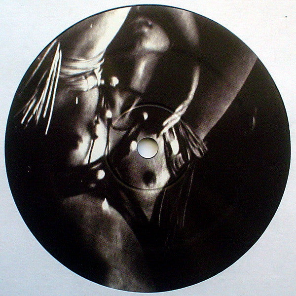 Lado B del vinilo A Drummer From Detroit – Drums #1 12" en Fit Sound, label con foto en blanco y negro de cuerpo femenino, estética cruda y artística.