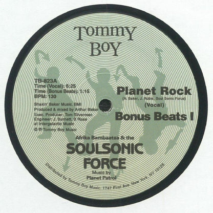 Portada delantera del vinilo "Planet Rock" de Afrika Bambaataa, lanzado por Tommy Boy en formato 12". Diseño icónico con créditos y título en negrita.