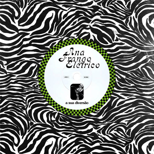 Portada del vinilo 7" Ana Frango Elétrico – A Sua Diversão / Não Tem Nada Não en Mr Bongo, funda con patrón blanco y negro tipo cebra y etiqueta central verde con título A Sua Diversão.