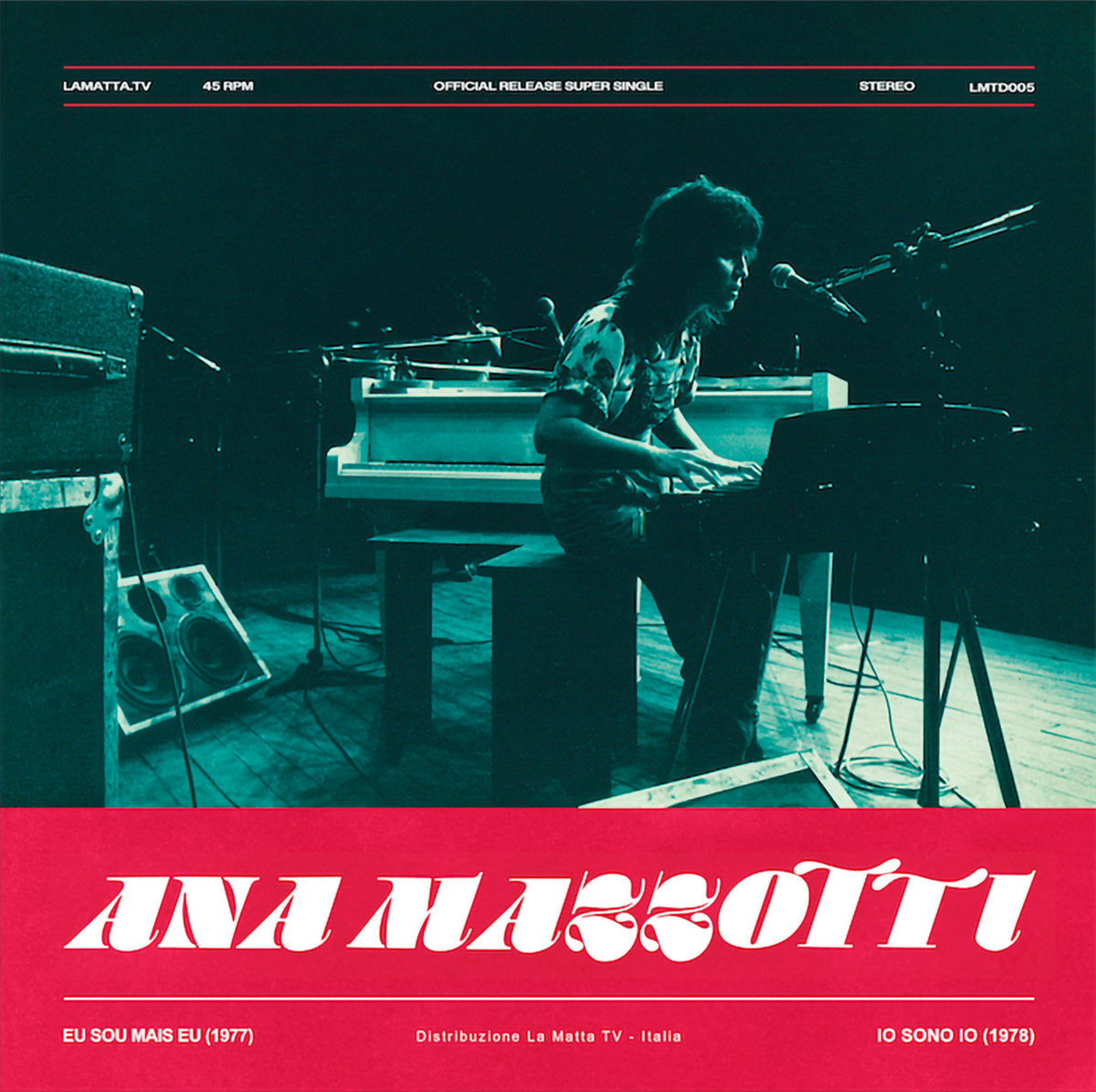Portada de vinilo Ana Mazzotti – Io Sono Io (Eu Sou Mais Eu), artista al piano en escena oscura con diseño rojo, reedición 12" La Matta Records.