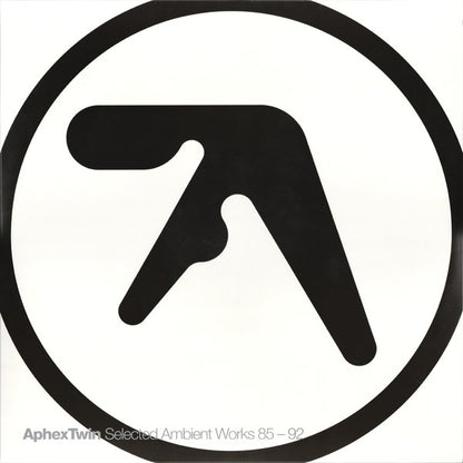 Portada icónica en blanco y negro del vinilo Aphex Twin – Selected Ambient Works 85-92, con el logotipo abstracto centrado.