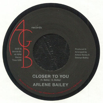 Etiqueta del lado B del vinilo Arlene Bailey – Let's Stay In Love en Backatcha Records, con la pista “Closer to You”, duración de 3:55 y créditos a Arlene y George Bailey.