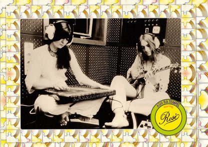 Fotografía en estudio incluida en la edición especial del vinilo Ash Ra Tempel – Starring Rosi (MG.ART, LP). Muestra a Rosi Müller y Manuel Göttsching en sesión de grabación.