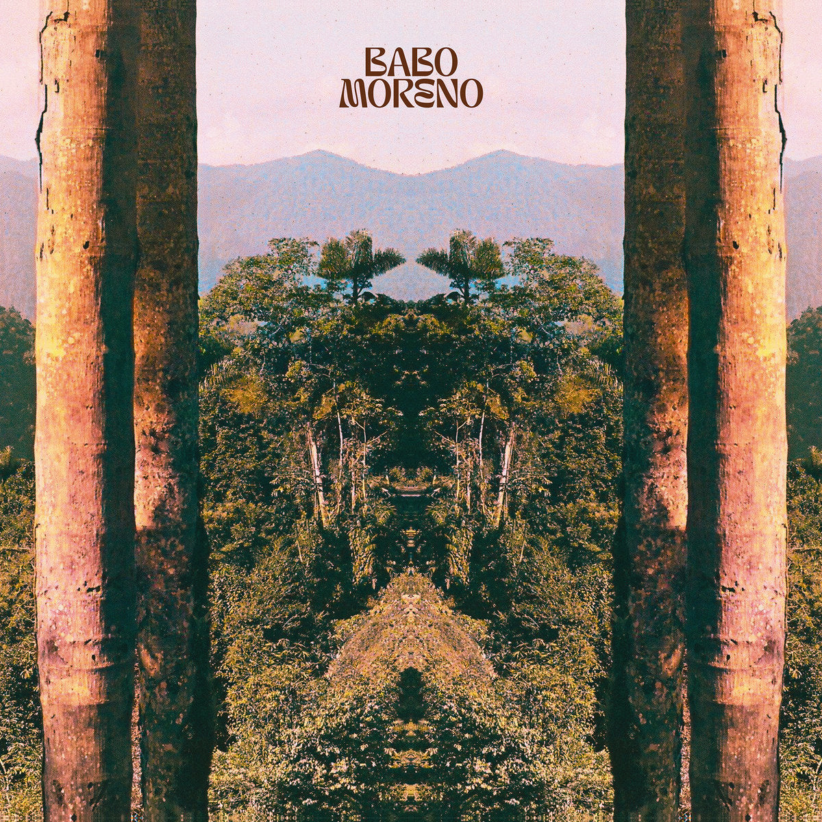 Portada del vinilo Babo Moreno – Babo Moreno: paisaje tropical simétrico con columnas, arte cálido del LP Álbum de Matsuka.