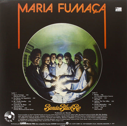 Contraportada del vinilo Banda Black Rio – Maria Fumaça mostrando al grupo reunido en círculo y lista de temas de ambos lados.