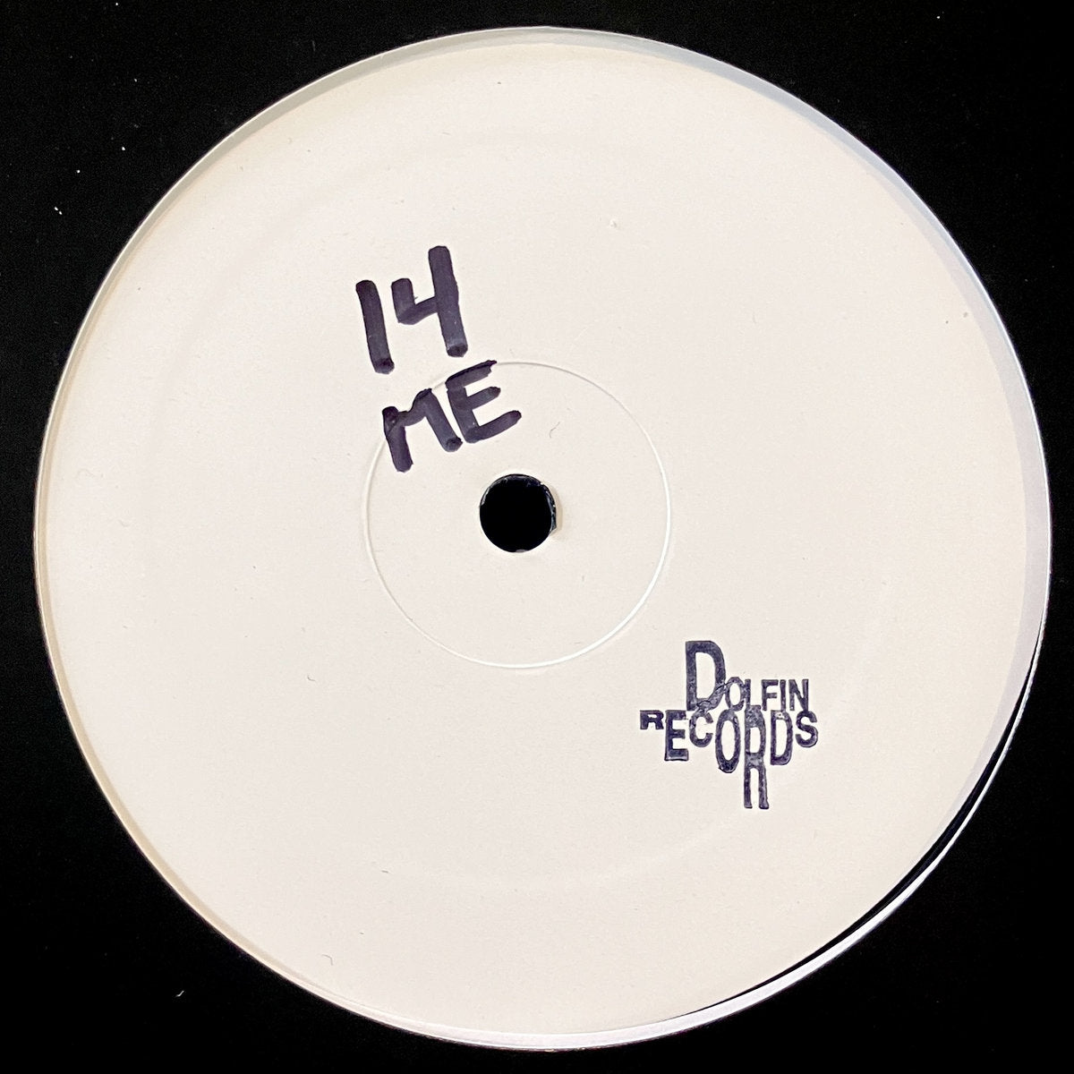 Lado A del vinilo Ben Hixon – 14ME, 12" EP en Dolfin Records, etiqueta blanca minimal con “14 ME” manuscrito y logo del sello en negro.