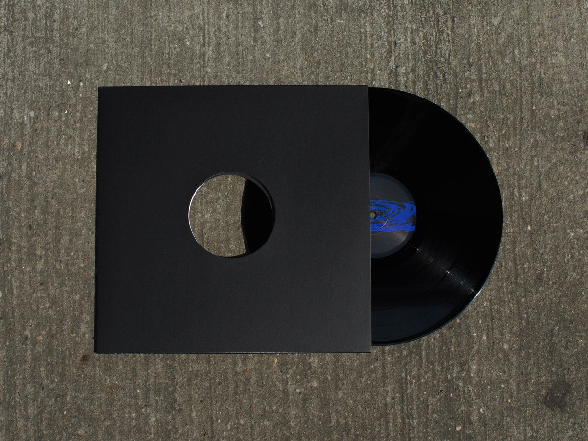 Vinilo de Blake Baxter – Dream Sequence X parcialmente fuera de su funda negra Tresor, mostrando la etiqueta del lado A azul.