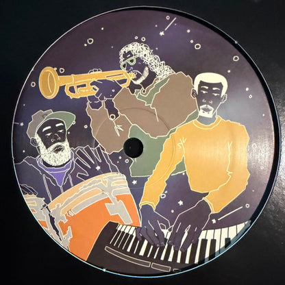 Lado B del vinilo C.A.R. – Sunshine: ilustración de tres músicos con trompeta, congas y teclado sobre fondo morado.