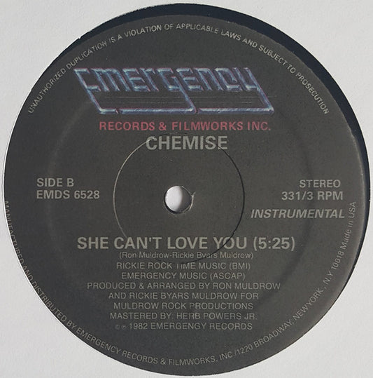 Etiqueta central del vinilo Chemise – She Can't Love You (12", reedición) de Emergency Records, lado B con versión instrumental de 5:25, muestra créditos de producción y masterización y catálogo EMDS 6528.