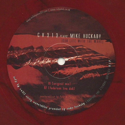 Etiqueta central lado A del vinilo cv313 Plays Mike Huckaby – Our Life With The Wave en rojo jaspeado, con créditos de masterización por Pole y pistas A1 Original Mix y A2 Federsen Live Dub.