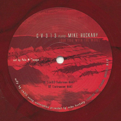 Etiqueta central lado B del vinilo cv313 Plays Mike Huckaby – Our Life With The Wave con diseño rojo jaspeado, incluye las pistas B1 cv313-Federsen Dub y B2 Intrusion Dub.