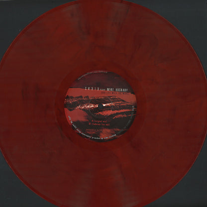 Vista frontal completa del vinilo rojo jaspeado cv313 Plays Mike Huckaby – Our Life With The Wave con la etiqueta del lado A centrada sobre fondo negro.