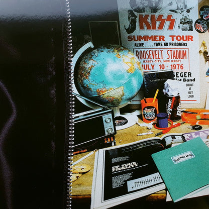 Interior izquierdo del gatefold del vinilo Daft Punk – Homework, con escritorio retro lleno de objetos, posters y detalles visuales que reflejan influencias. Formato doble LP.