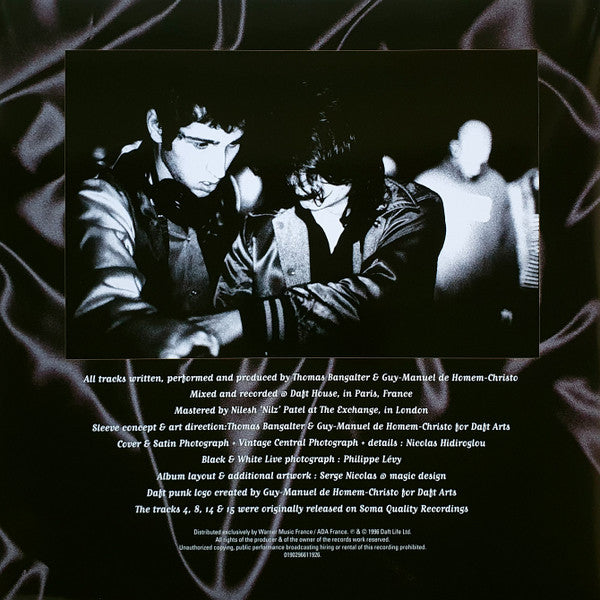 Segundo insert del vinilo Daft Punk – Homework, con foto en blanco y negro de los artistas y créditos de producción. Publicado por Soma Quality Recordings en formato doble LP.