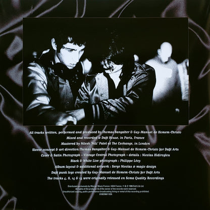 Segundo insert del vinilo Daft Punk – Homework, con foto en blanco y negro de los artistas y créditos de producción. Publicado por Soma Quality Recordings en formato doble LP.