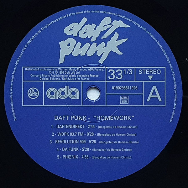 Etiqueta central del lado A del vinilo Daft Punk – Homework, con logo blanco sobre azul. Incluye cinco temas y créditos a Bangalter y de Homem-Christo.