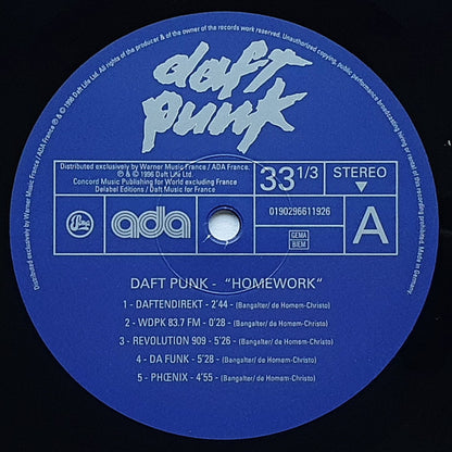 Etiqueta central del lado A del vinilo Daft Punk – Homework, con logo blanco sobre azul. Incluye cinco temas y créditos a Bangalter y de Homem-Christo.