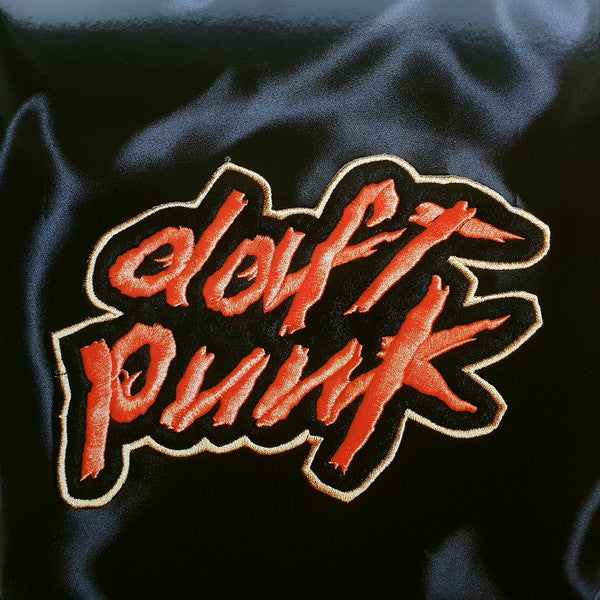 Portada del vinilo Daft Punk – Homework con el icónico logo bordado sobre tela satinada negra. Reedición en 2 x vinilo LP por Soma Quality Recordings.
