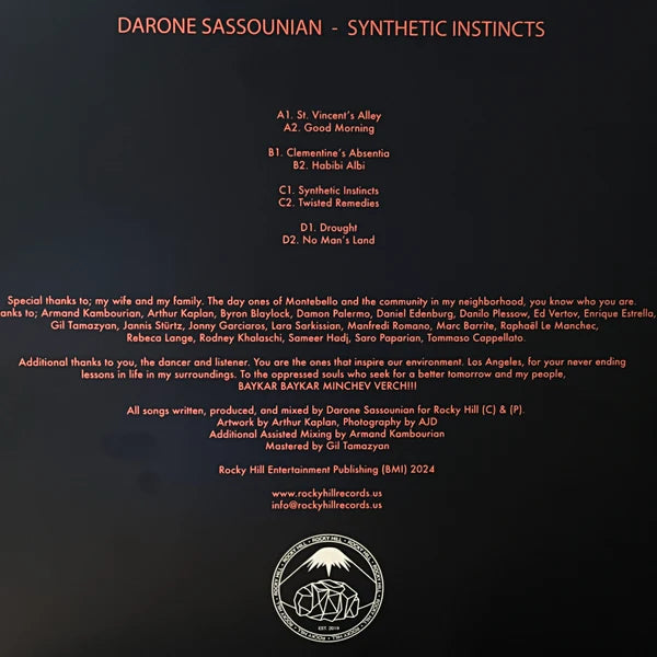 Contraportada del vinilo Darone Sassounian – Synthetic Instincts en sello Rocky Hill con listado de pistas y créditos completos en tipografía dorada.