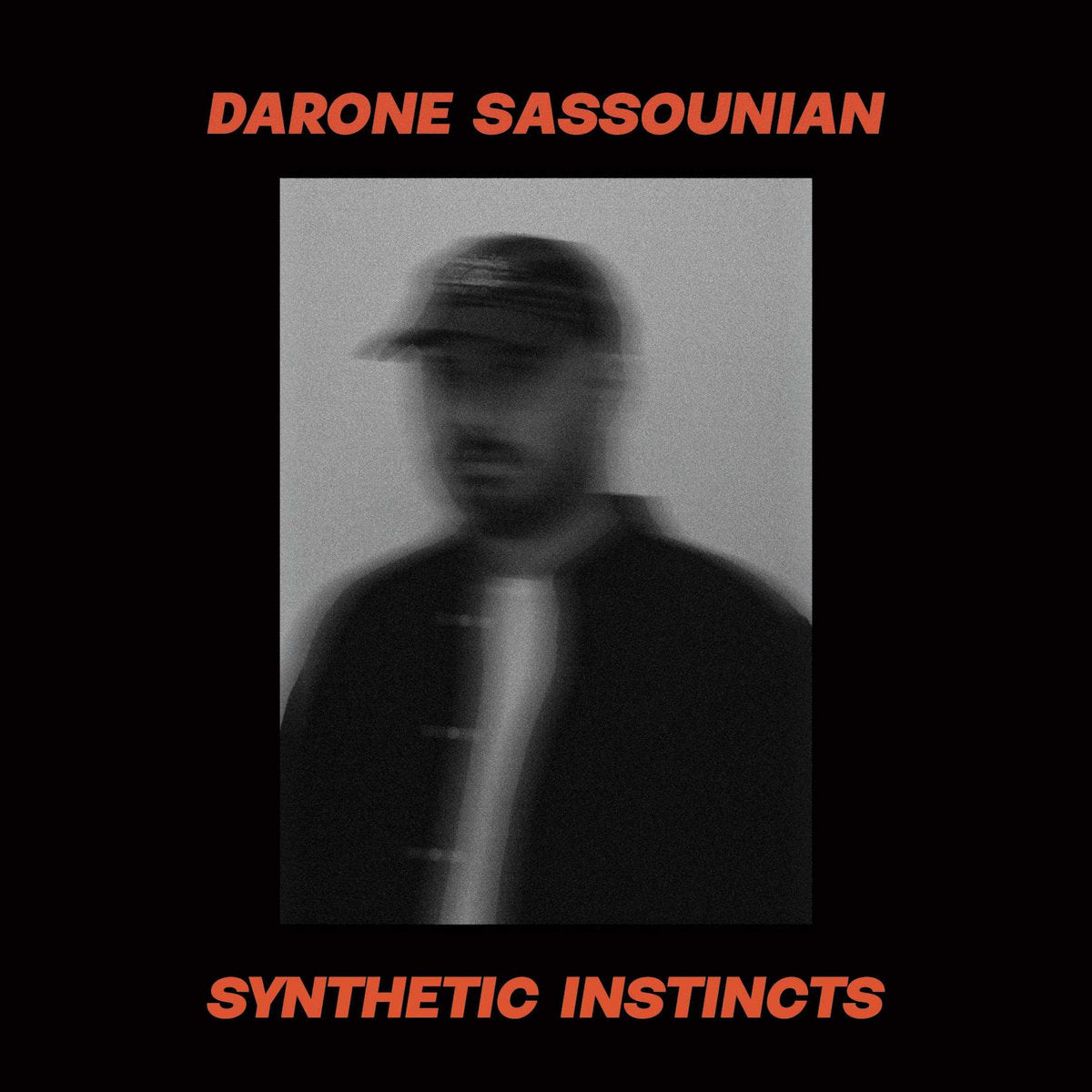 Portada en blanco y negro del vinilo Darone Sassounian – Synthetic Instincts con retrato borroso minimalista y tipografía roja.