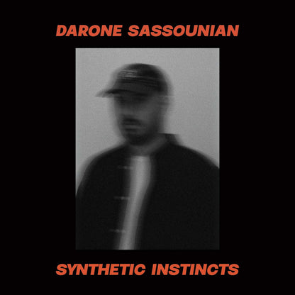 Portada en blanco y negro del vinilo Darone Sassounian – Synthetic Instincts con retrato borroso minimalista y tipografía roja.