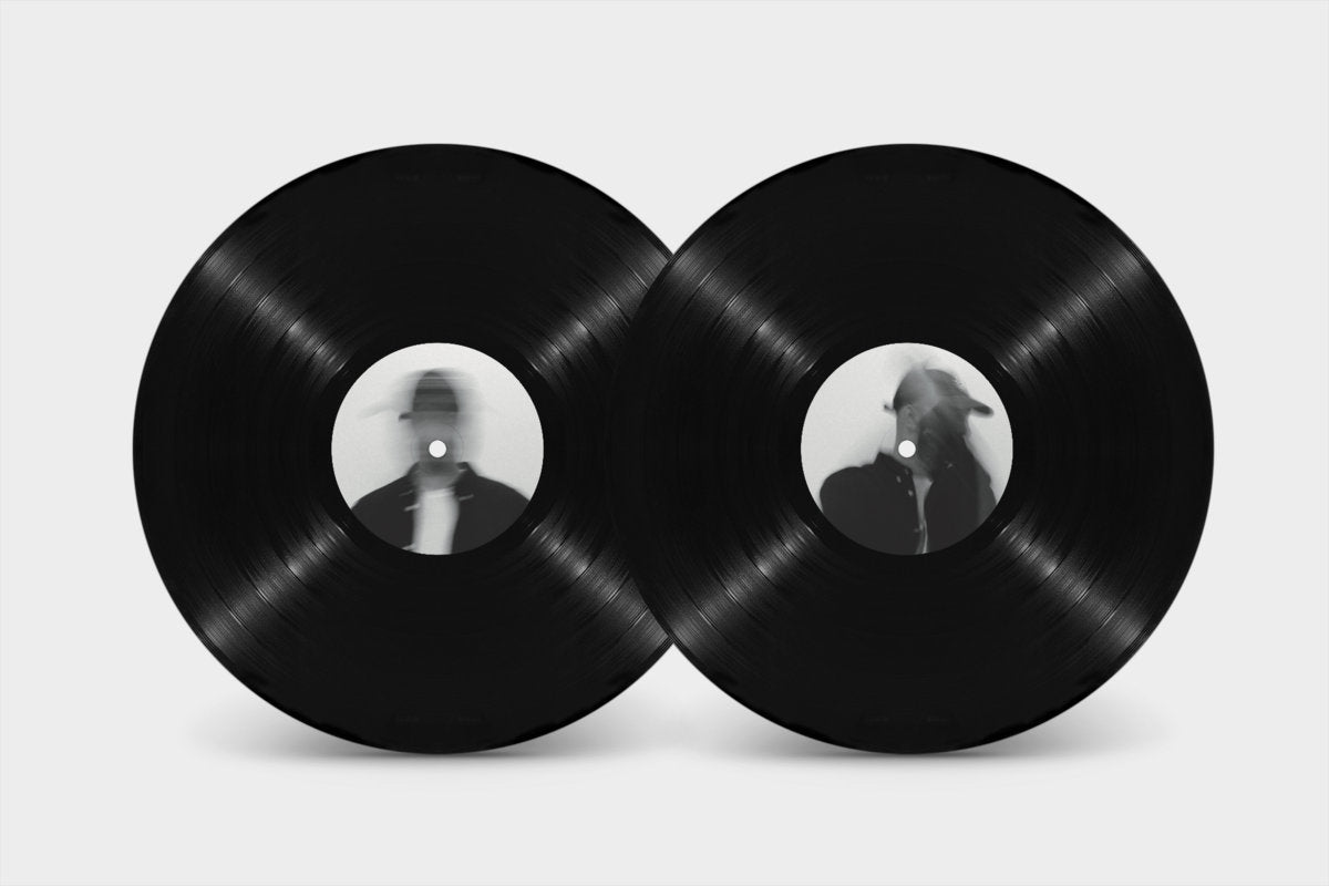 Dos vinilos del álbum Darone Sassounian – Synthetic Instincts con etiquetas gráficas en blanco y negro mostrando retratos borrosos del artista
