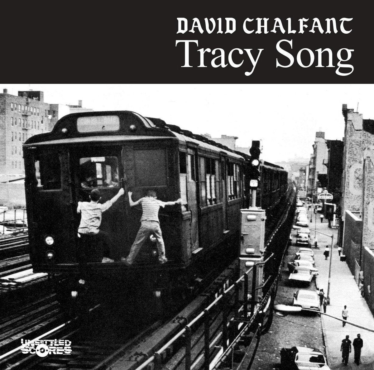 Portada del vinilo David Chalfant – Tracy Song con niños colgados de un tren subterráneo en blanco y negro, edición limitada 7" de Unsettled Scores Records.