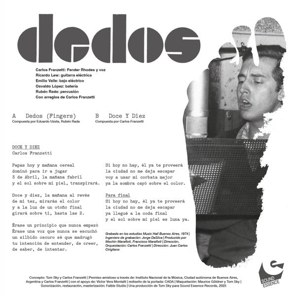 Portada trasera del vinilo "Dedos - Dedos" de Sound Essence en formato 7". Contiene créditos, lista de canciones y una imagen de estudio de grabación.